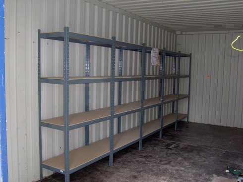 Materialcontainer innen mit Regal