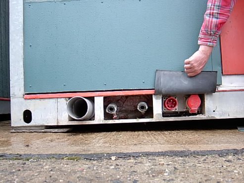 Medienanschl&uuml;sse vom Sanit&auml;rcontainer